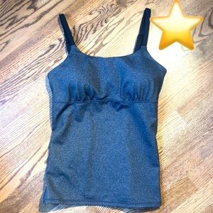 ⭐️Prana yoga top w/ built in bra in size med. EUC